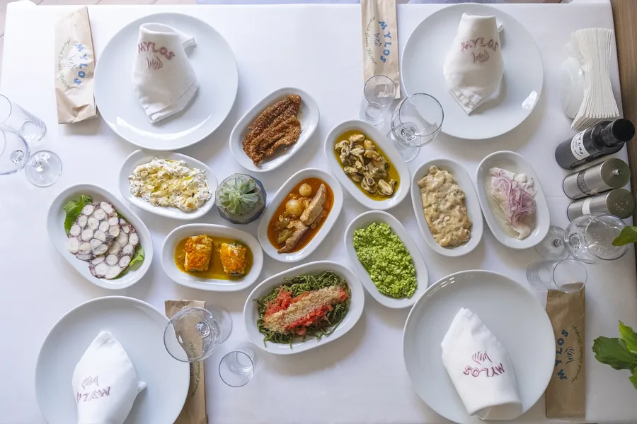 Yukarıdan görülen Mylos sofrası ve meze çeşitleri