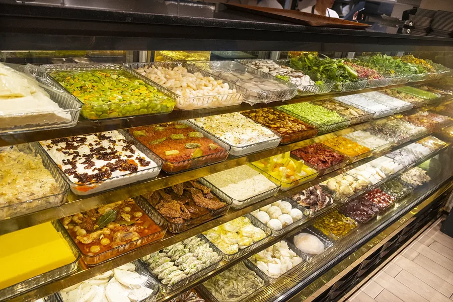 Mylos Balık'ın aydınlık meze dolabındaki günlük soğuk başlangıçlar